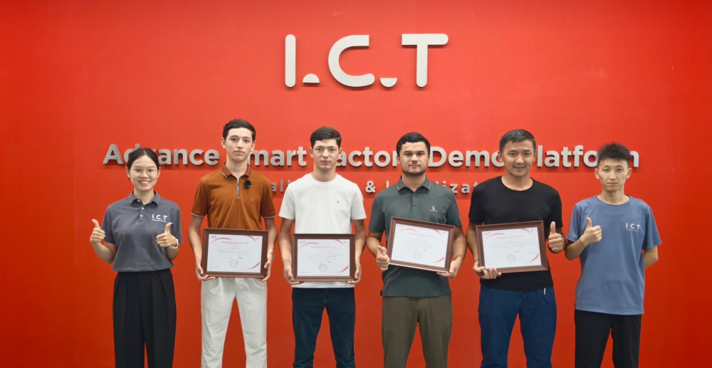 El cliente de Uzbekistán completó la capacitación en I.C.T
