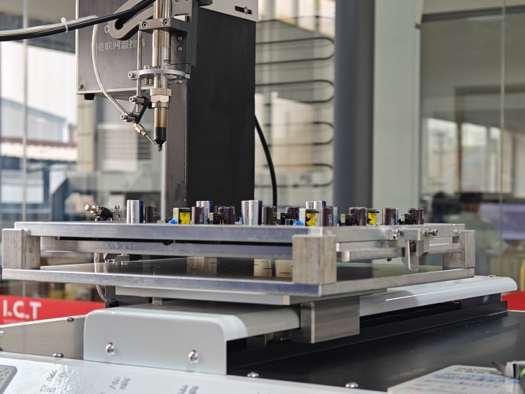 I.C.T Prueba de muestra del robot de soldadura 02