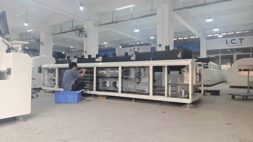 I.C.T Fuerza laboral capacitada en actualizaciones de f&aacute;brica ensambla el horno de reflujo Lyra 733 avanzado2.jpg