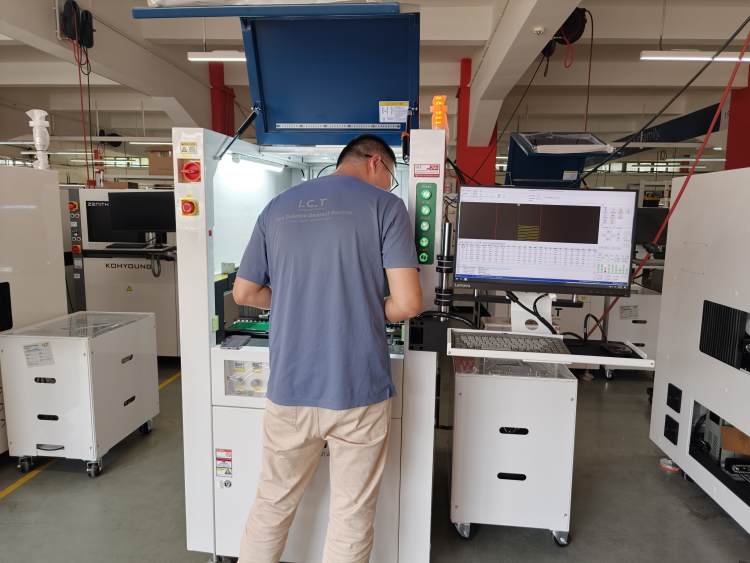 I.C.T Un ingeniero completa las pruebas previas al env&iacute;o de la m&aacute;quina de recubrimiento conformado.jpg