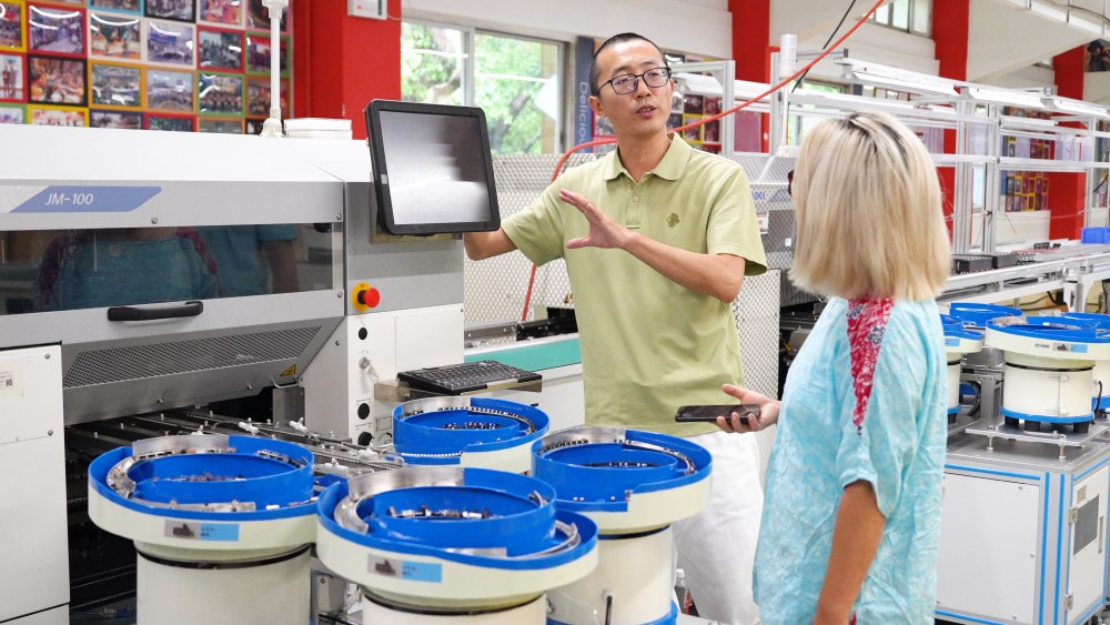 Un periodista del Wall Street Journal visita la f&aacute;brica I.C.T para una entrevista sobre fabricaci&oacute;n de productos electr&oacute;nicos 01.jpg