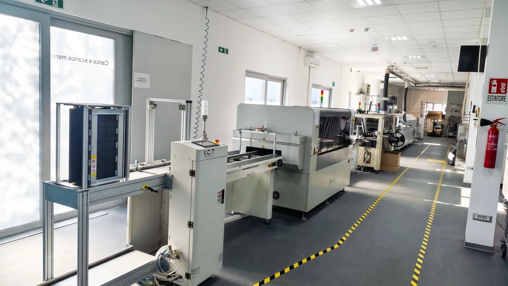 I.C.T l&iacute;nea de producci&oacute;n de tiras LED flexibles SMT y horno de reflujo al vac&iacute;o instalados en la f&aacute;brica de un cliente en Italia