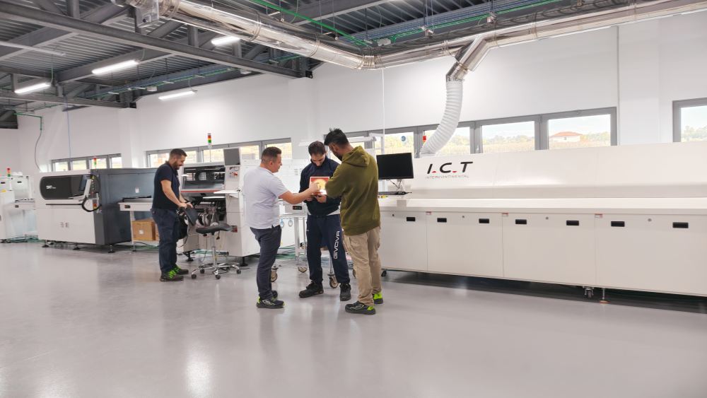 I.C.T LED L&iacute;nea de producci&oacute;n de tiras en Italia 03.jpg