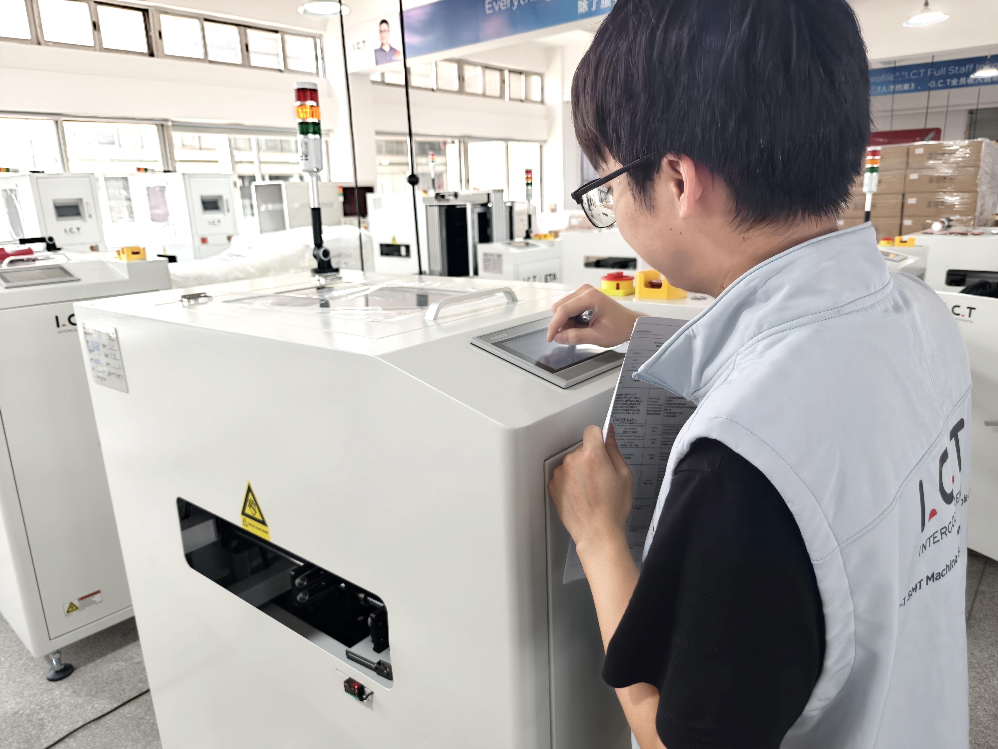 I.C.T Los ingenieros completan la inspecci&oacute;n previa al env&iacute;o de la m&aacute;quina de recubrimiento Flipper (2).jpg